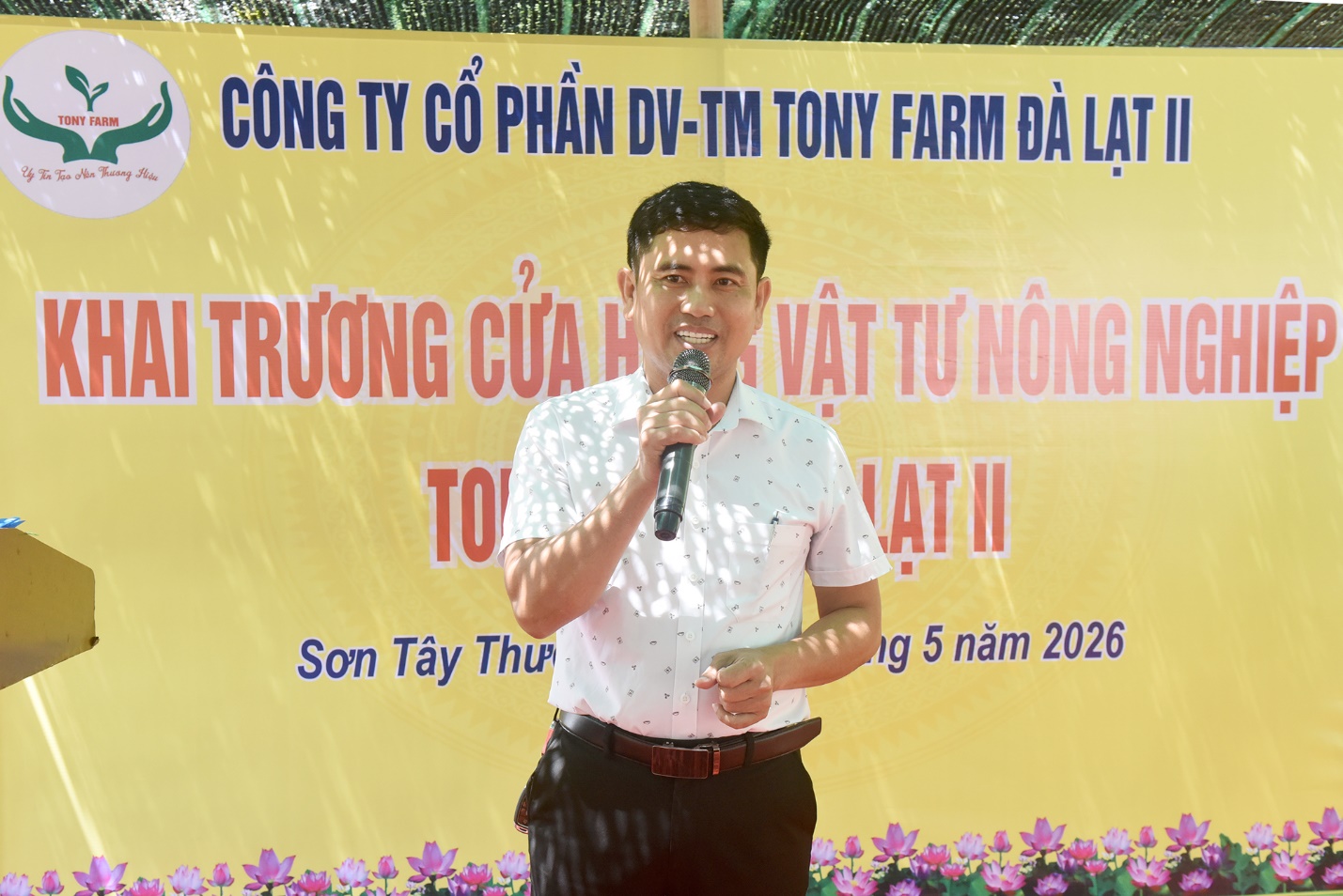 khai truong cua hang vat tu nong nghiep quy mo lon o vung cao quang ngai - 1