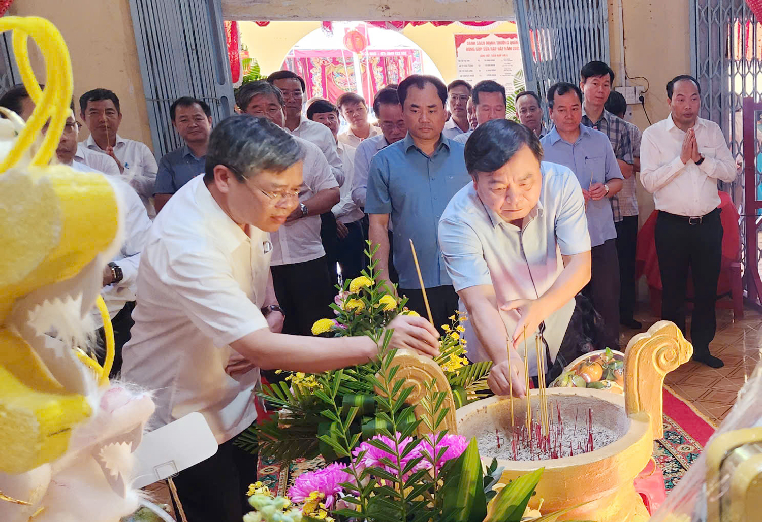 Bộ trưởng Bộ Nông nghiệp và Môi trường viếng Lăng Ông Nam Hải ở cửa biển Trần Đề - 2