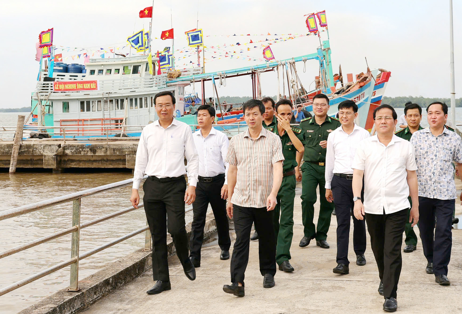 Bộ trưởng Bộ Nông nghiệp và Môi trường viếng Lăng Ông Nam Hải ở cửa biển Trần Đề - 6