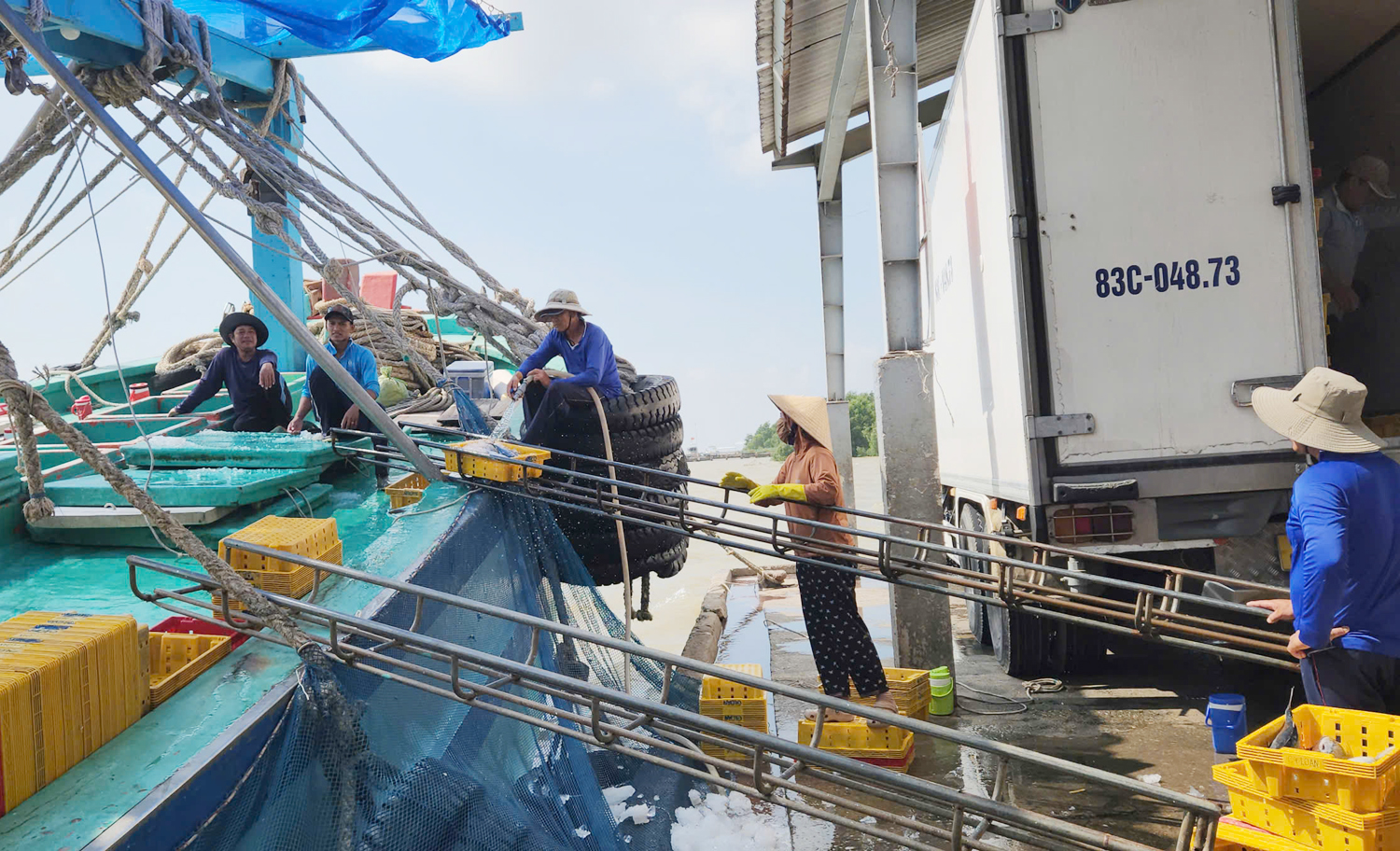 Bộ trưởng Bộ Nông nghiệp và Môi trường viếng Lăng Ông Nam Hải ở cửa biển Trần Đề - 7