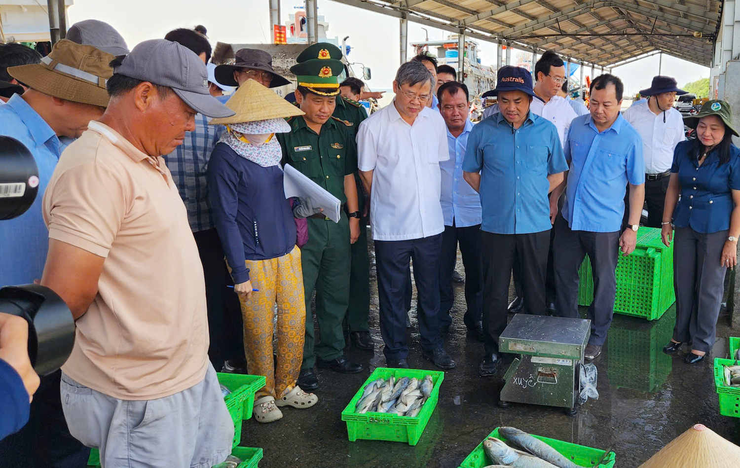 Bộ trưởng Bộ Nông nghiệp và Môi trường viếng Lăng Ông Nam Hải ở cửa biển Trần Đề - 8