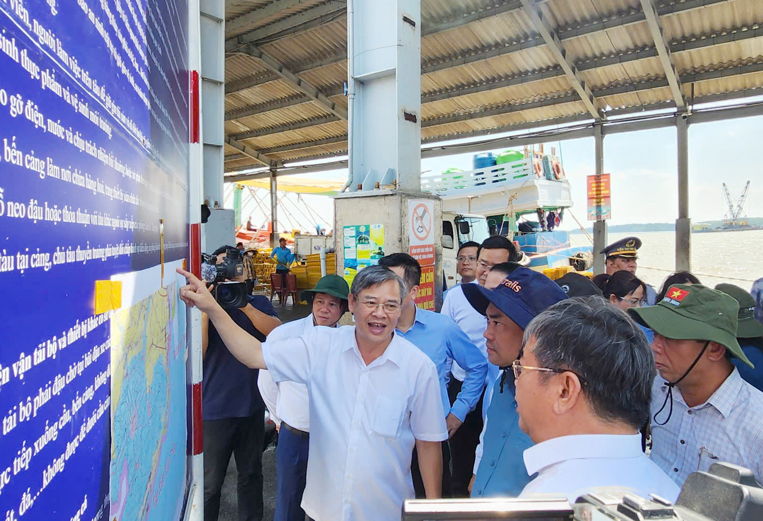 Bộ trưởng Bộ Nông nghiệp và Môi trường viếng Lăng Ông Nam Hải ở cửa biển Trần Đề - 9