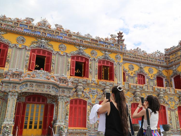 Những mảnh ghép sành sứ cổ kể chuyện lịch sử ở kinh thành xưa