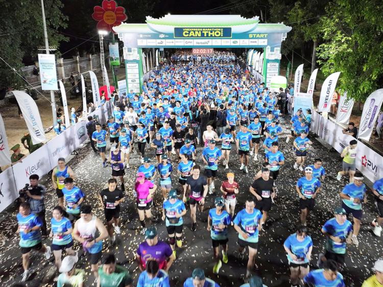 Cần Thơ sôi động sáng cuối tuần với hơn 10 nghìn runner ‘chạy giữa miền sông nước’