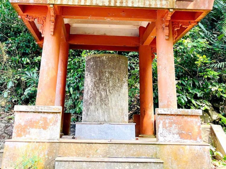 Báu vật trăm năm ở Hồ Ba Bể, bị trộm đập bể một góc vì nghĩ có vàng
