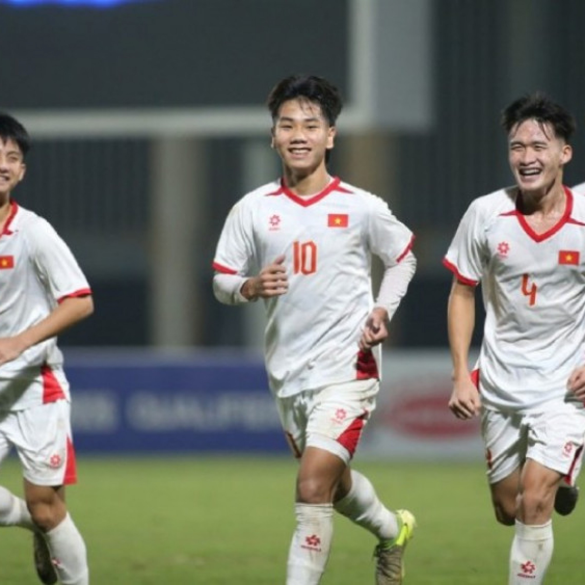  - Rực lửa U17 Việt Nam đấu U17 Hàn Quốc: Nguyễn Lực cùng đồng đội nỗ lực