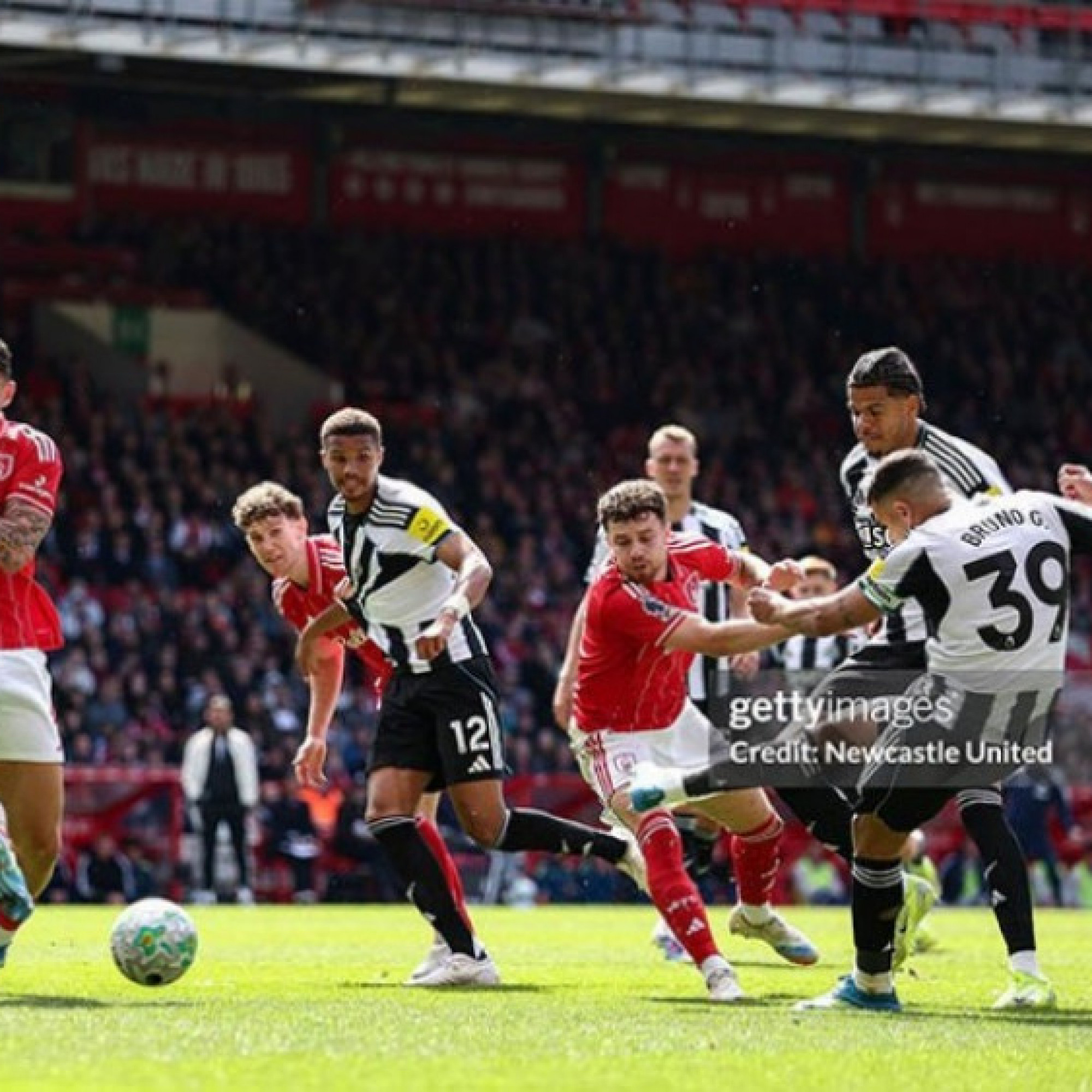  - Video bóng đá Nottingham Forest - Newcastle: "Chích chòe" gặp khó, cú đấm phút 88 (Ngoại hạng Anh)