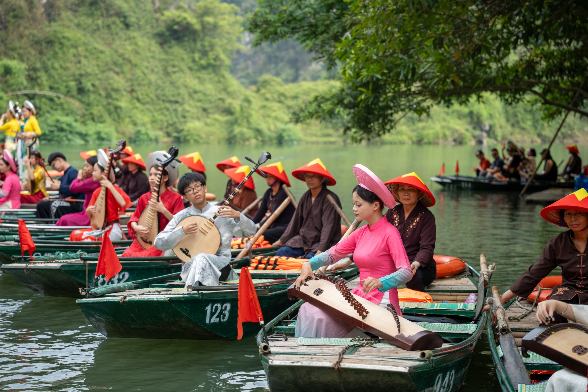 Sân khấu thực cảnh đầy màu sắc ở Tràng An - 1