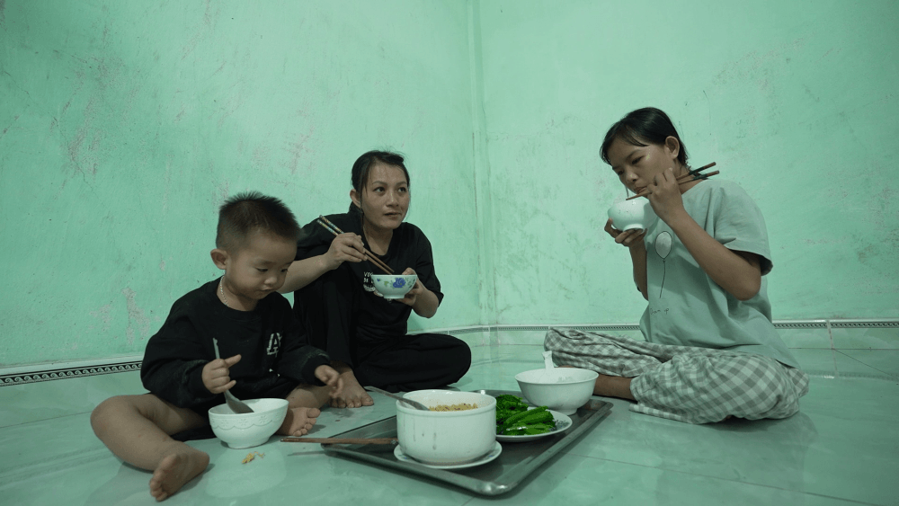 Khải Đăng lăn xả, Huỳnh Phạm Thủy Tiên bất chấp hình tượng để kiếm tiền hỗ trợ hoàn cảnh khó khăn - 2