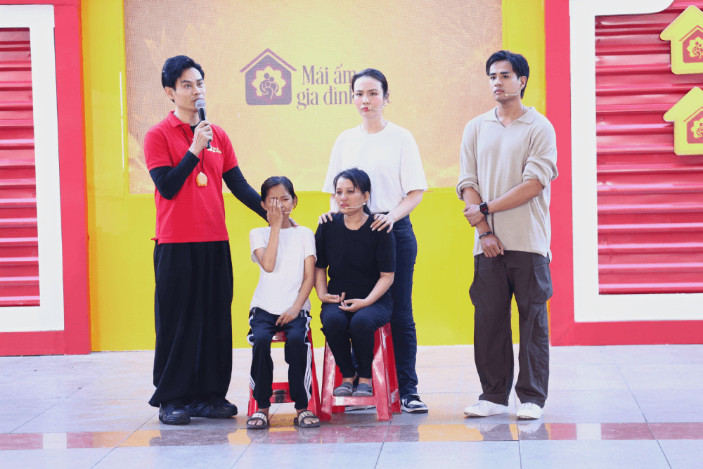 Khải Đăng lăn xả, Huỳnh Phạm Thủy Tiên bất chấp hình tượng để kiếm tiền hỗ trợ hoàn cảnh khó khăn - 3