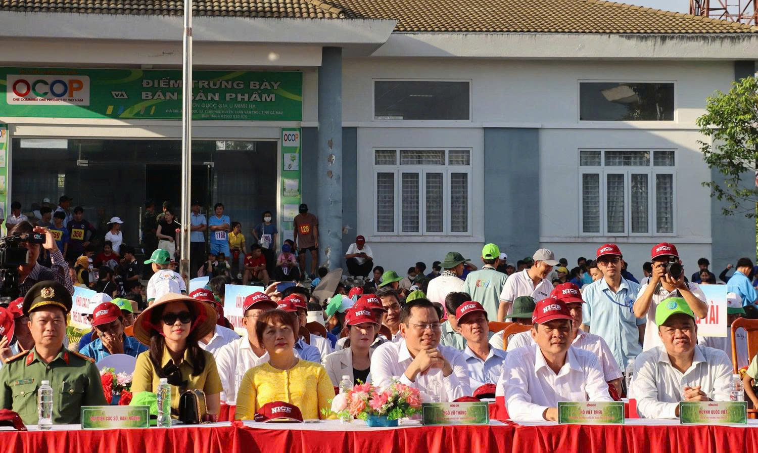 Hơn nghìn người chạy bộ xuyên rừng U Minh - 1