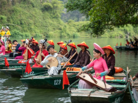  - Sân khấu thực cảnh đầy màu sắc ở Tràng An