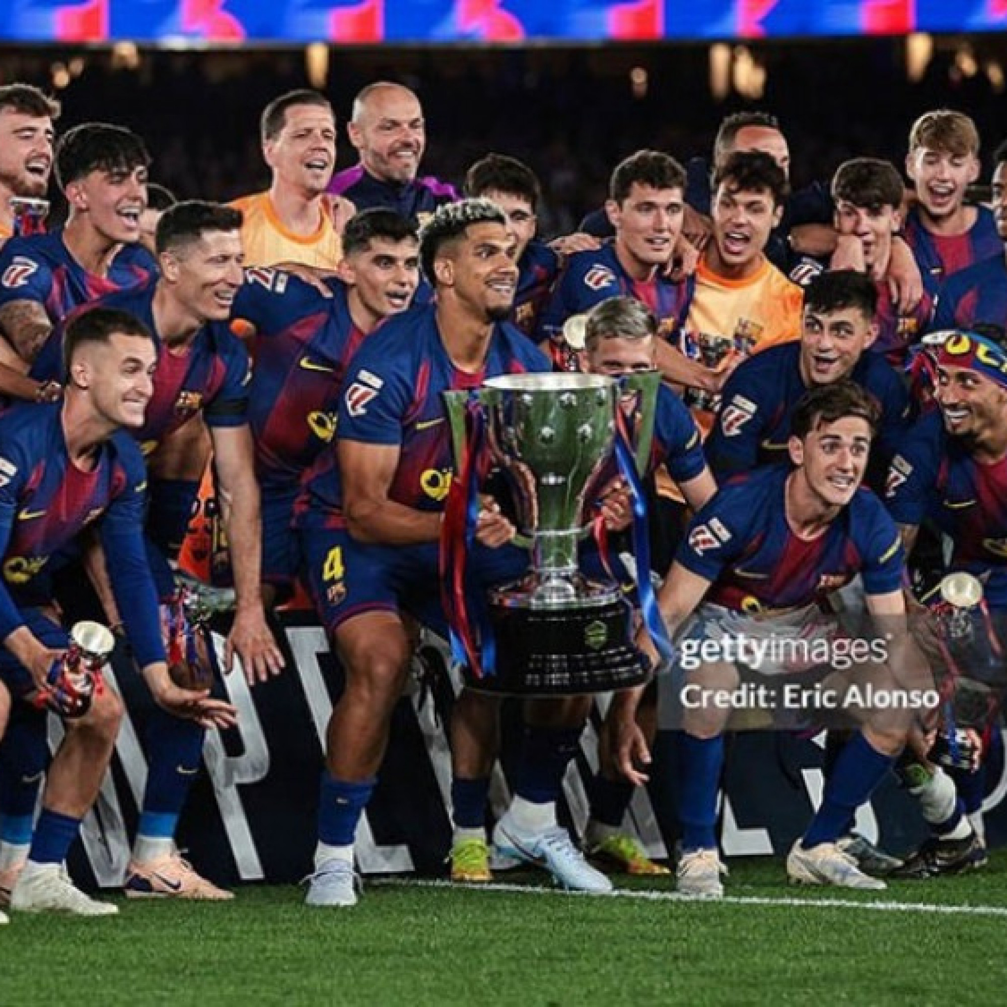  - Barcelona nâng cúp vô địch sớm khiến Real cay mũi, Yamal rạng rỡ xuống sân chung vui