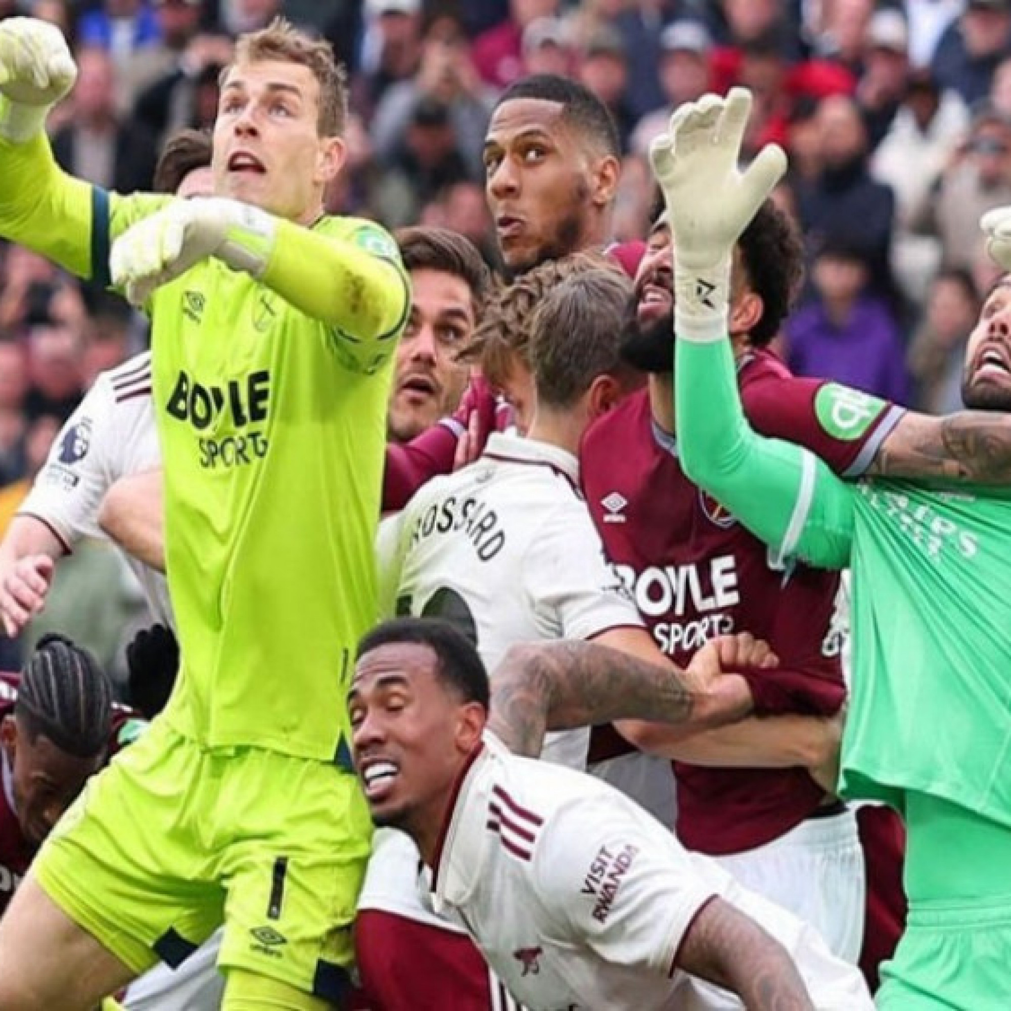  - Huyền thoại MU liên tục công kích VAR, tố Arsenal không xứng đáng đăng quang