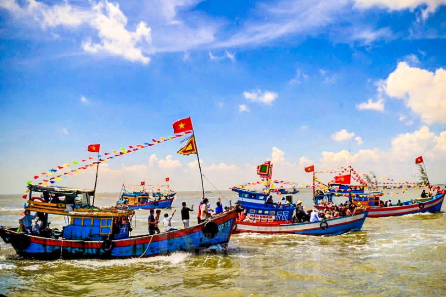 Biển Cần Giờ mở hội Nghinh Ông, vạn ghe thuyền rộn rã ra khơi cầu bình an - 3
