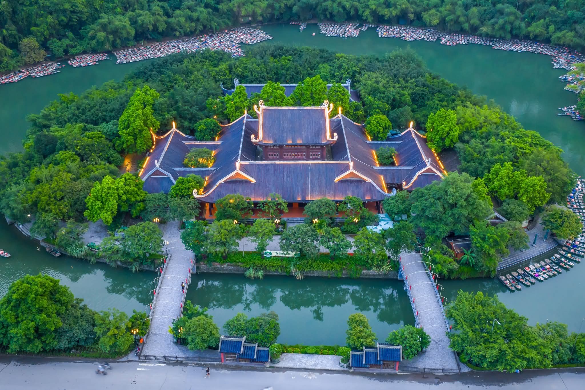 Du khách đến Tràng An bất ngờ với làn nước xanh ngọc bích tuyệt đẹp - 5