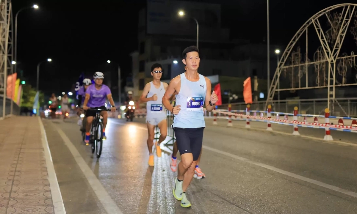 Lan tỏa vẻ đẹp miền sông nước Tây Đô qua những bước chạy - 2