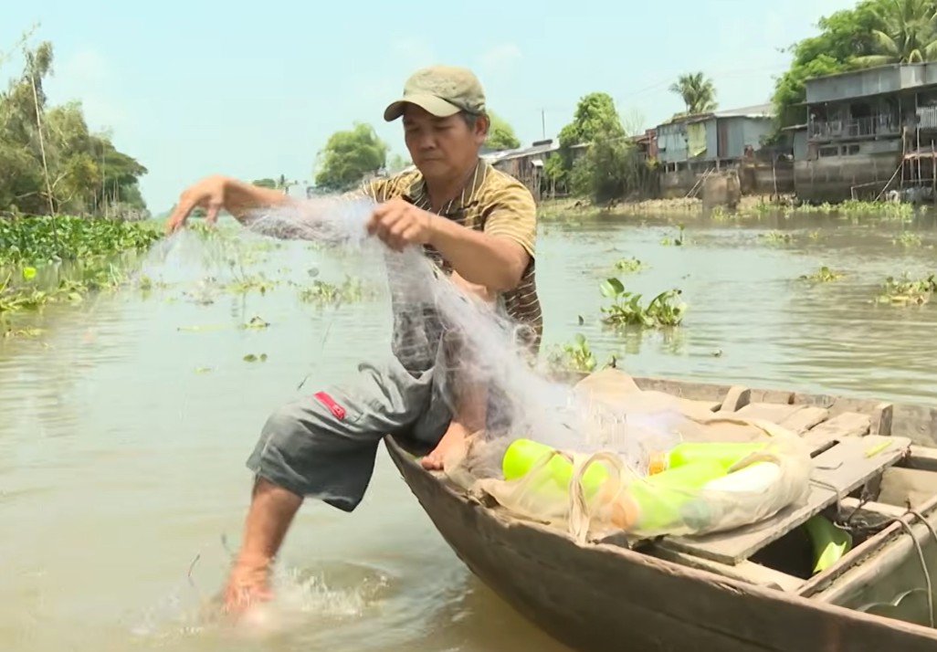 Chuyến xe nhân ái: Gia đình nghèo mất phương tiện kiếm sống, chông chênh sau ngày rời mé sông - 1