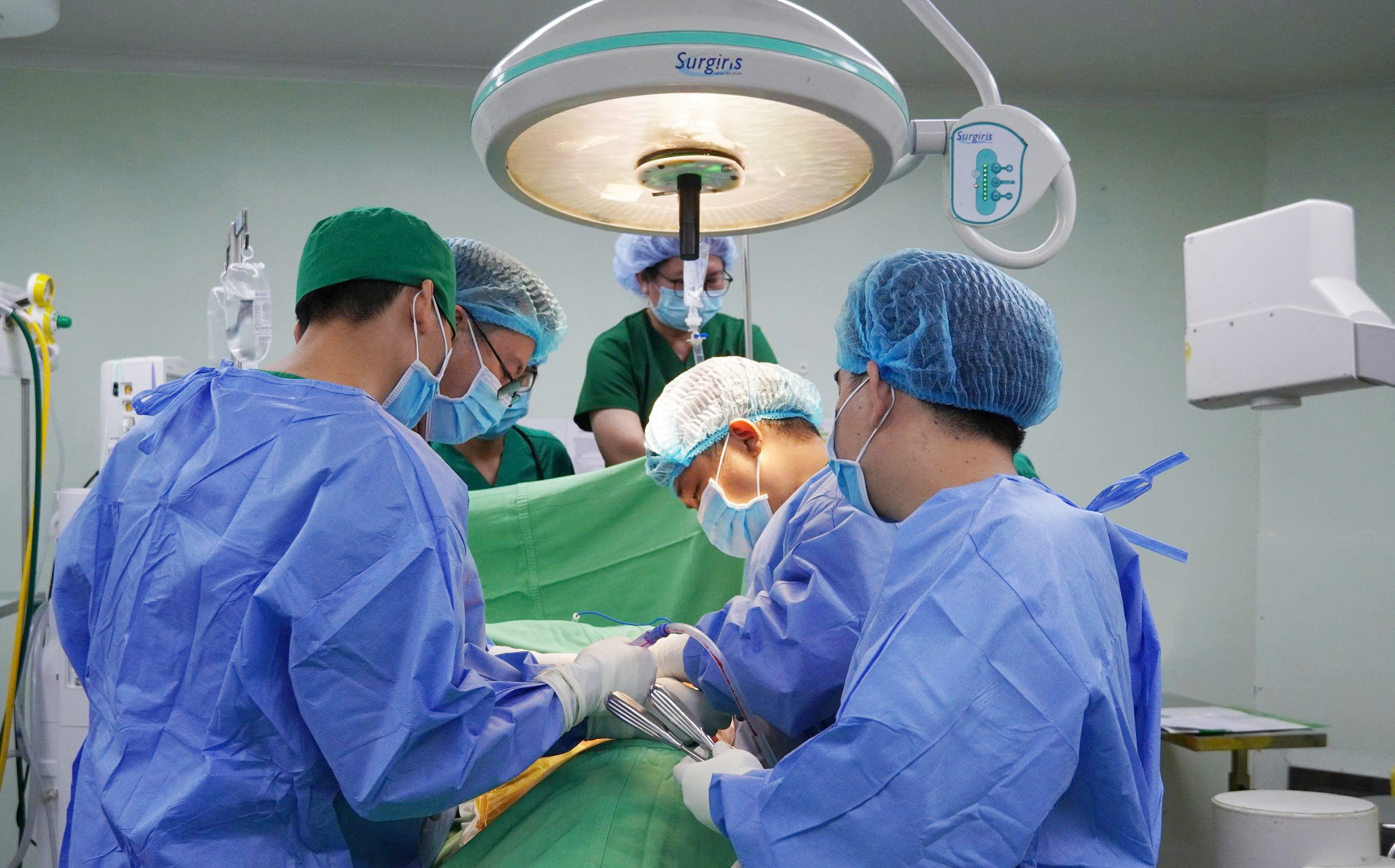 Phẫu thuật cấp cứu trường hợp dị vật xuyên thành bụng do máy bắn đinh - 1