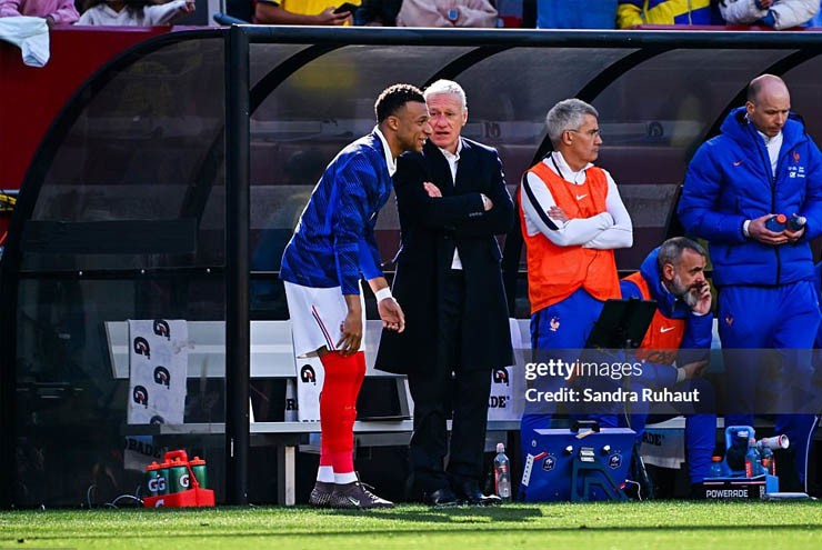 Real không được chiều hư Mbappe, Mourinho hay Deschamps chờ cứu "con tàu đắm" - 3