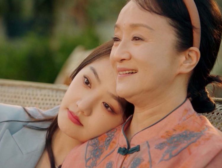 Phim Thanh xuân rực rỡ: Ỷ Mộng chết lặng khi biết mình không phải cháu ruột của bà Tú Anh