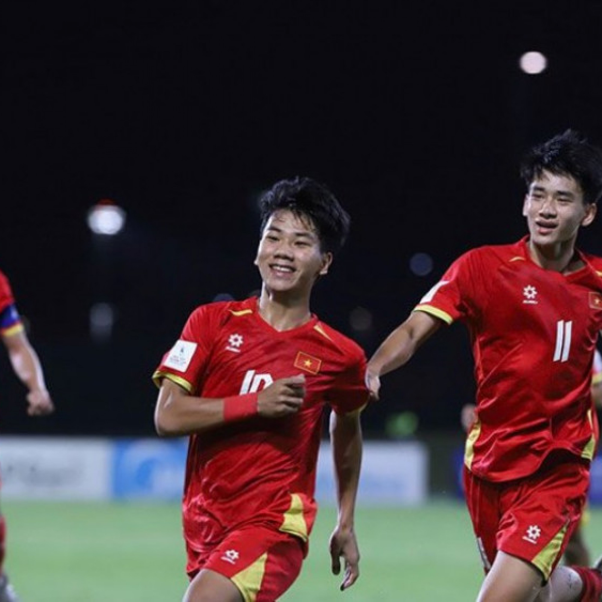  - U17 Việt Nam quyết chiến U17 UAE: Nguyễn Lực sút phạt uy lực san bằng tỷ số