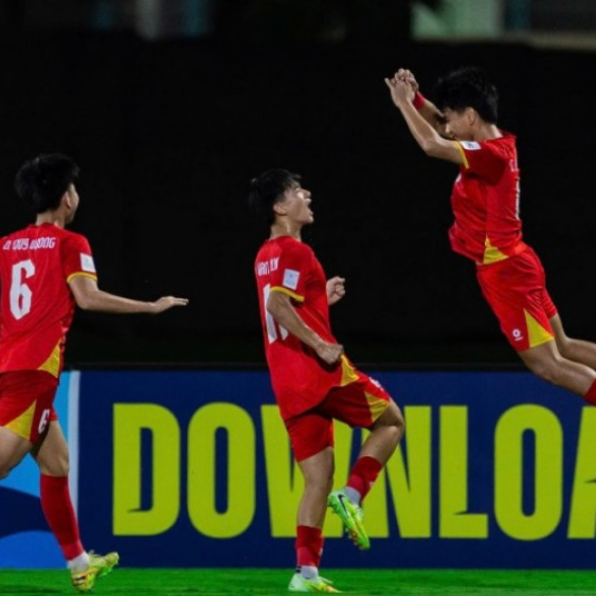  - U17 Việt Nam giành vé dự World Cup: Vừa đi vừa học, thầy Roland xứng danh “phù thủy”