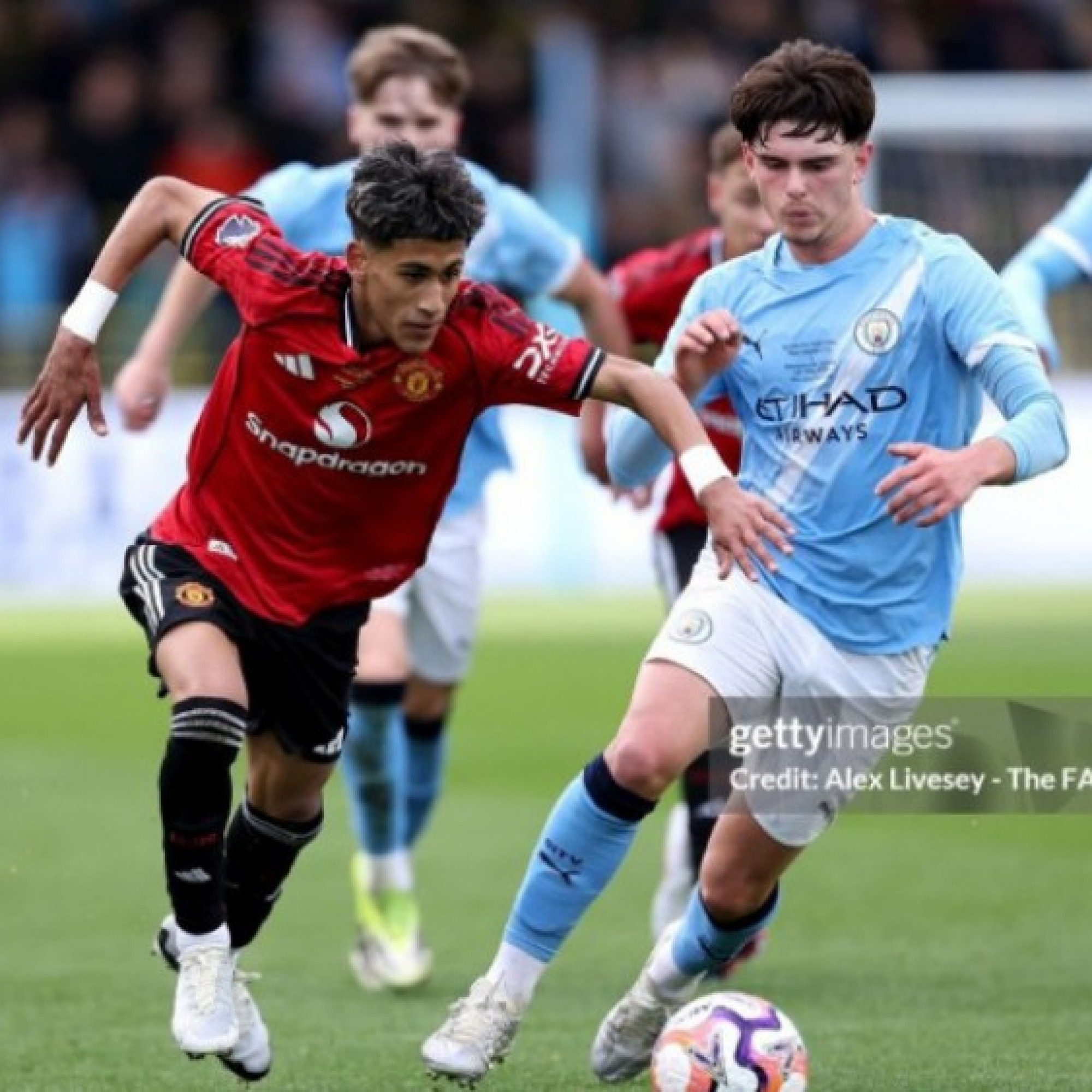  - Video bóng đá U18 Man City - U18 MU: Siêu phẩm đá phạt, vỡ òa phút 87 (CK FA Youth Cup)