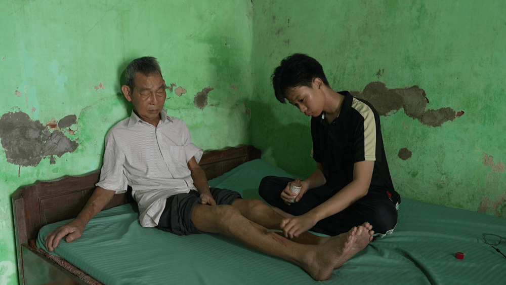 Đại Nghĩa, Phí Phương Anh nghẹn ngào trước cảnh cô bé trò chuyện cùng di ảnh mẹ - 3