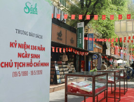  - Đường sách TP.HCM trưng bày sách, kể chuyện về Bác Hồ
