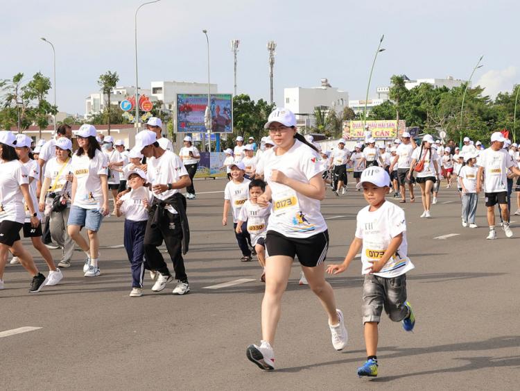 Hàng chục nghìn học sinh Cà Mau chạy ‘Vì tầm vóc Việt’