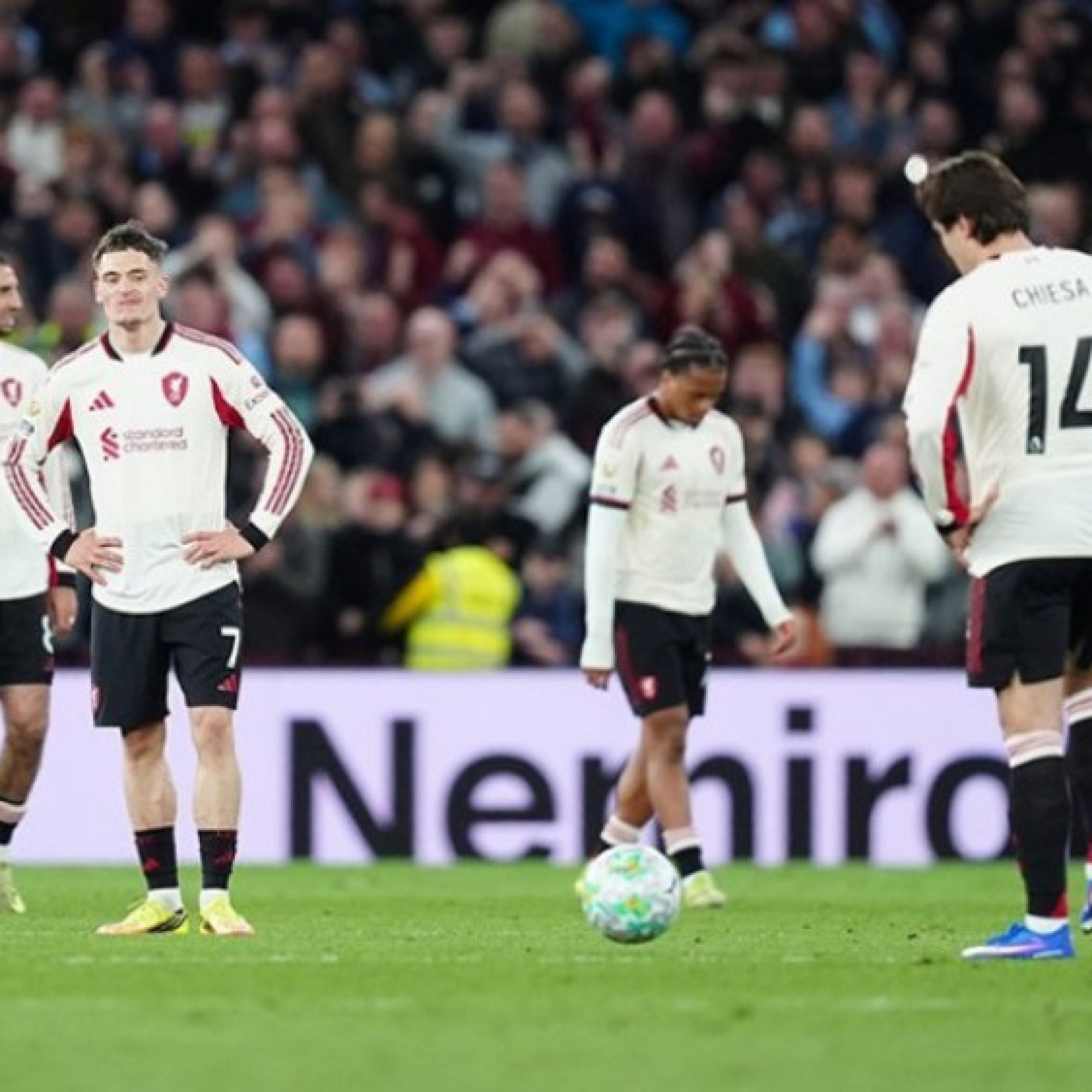 - Liverpool thua tan tác: Công cùn thủ kém, niềm tin vào Arne Slot bị lung lay