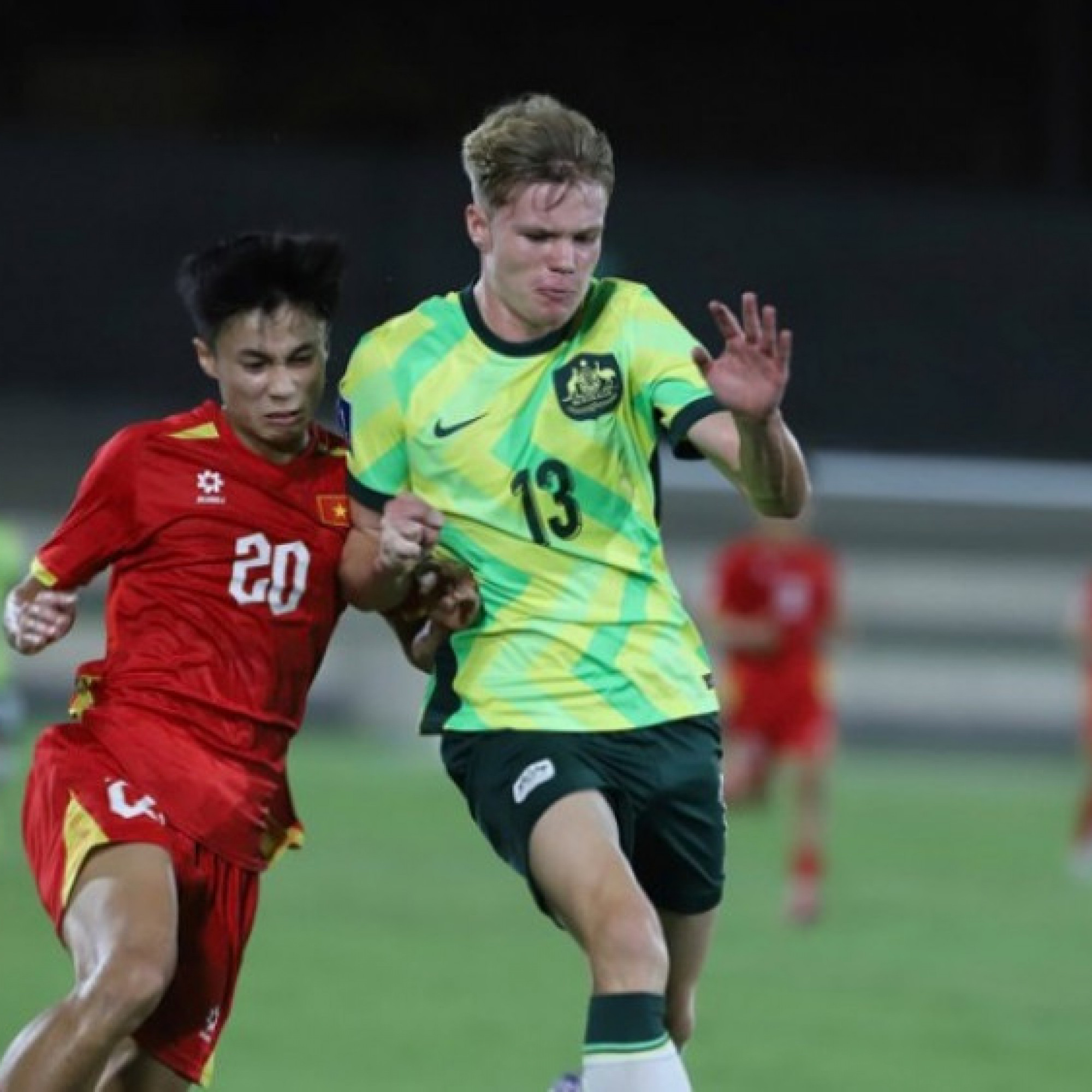  - U17 Việt Nam đấu U17 Australia nảy lửa: Ngỡ ngàng "độc chiêu" ném biên