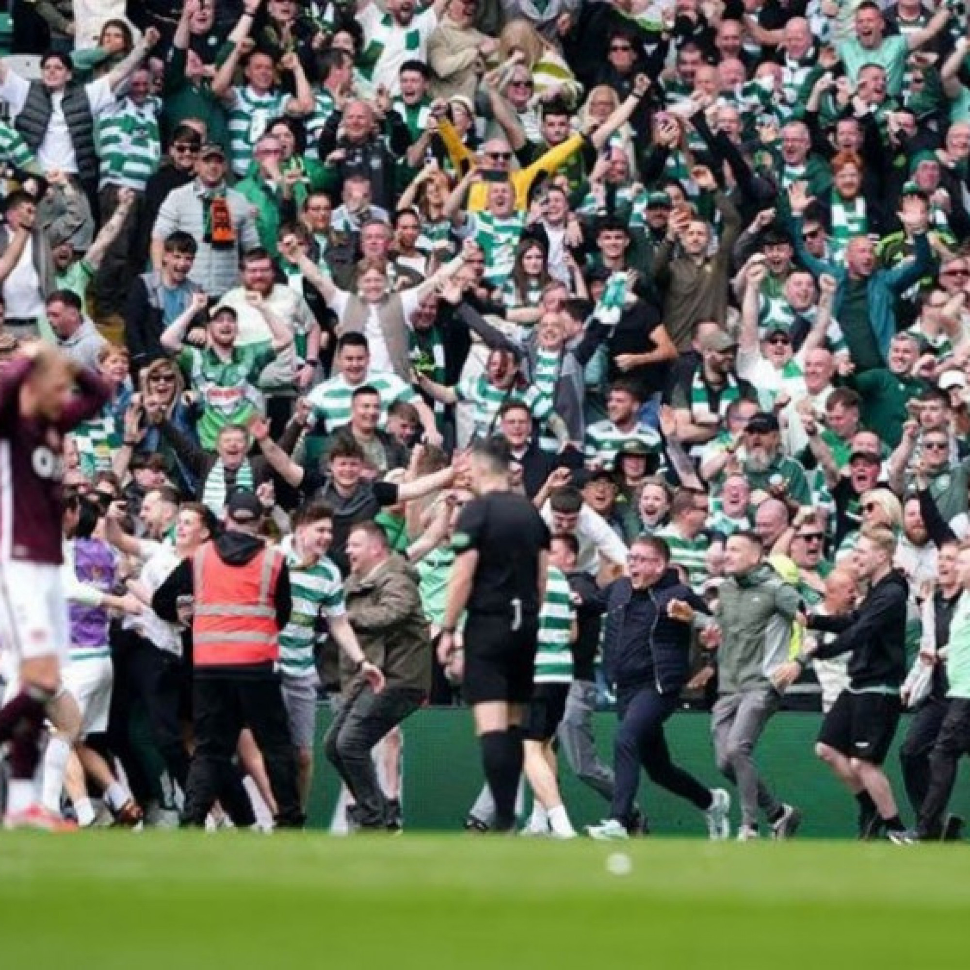  - Hỗn loạn "chung kết" giải Scotland: Fan tràn sân, đấm cầu thủ đối phương