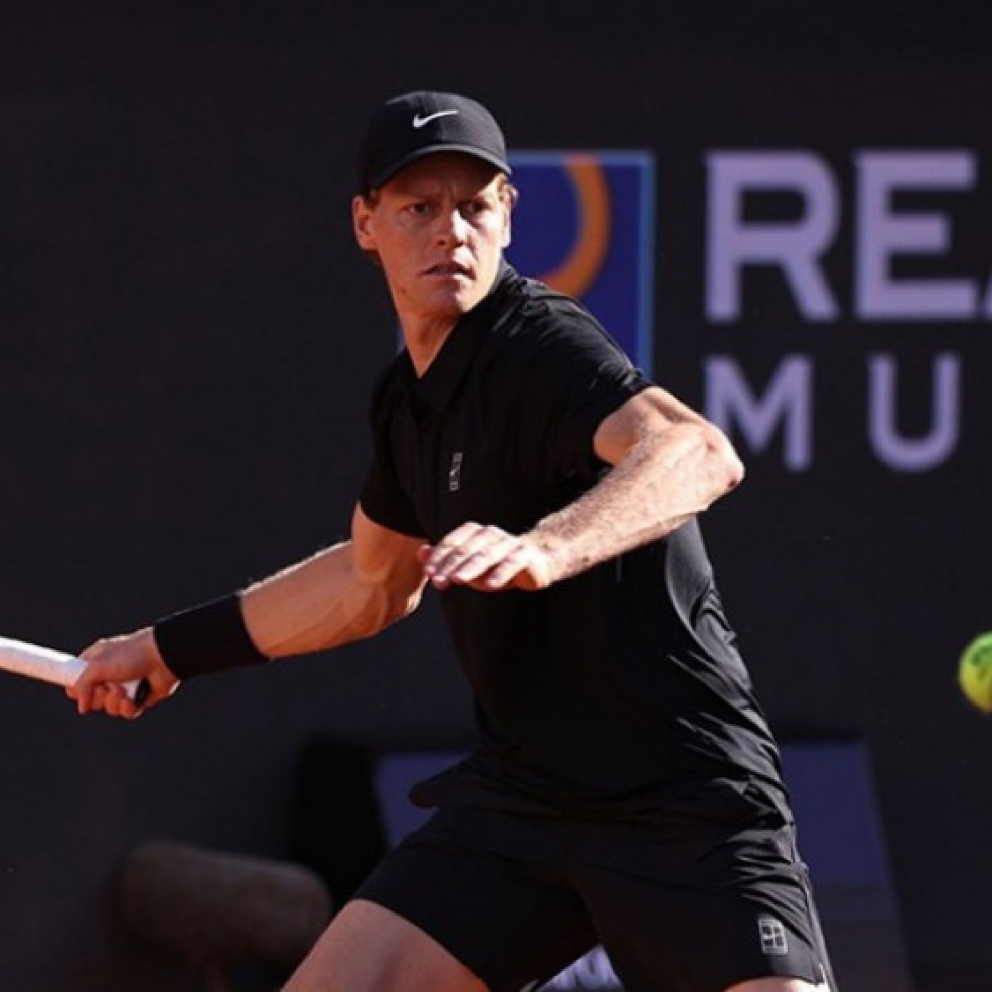  - Video tennis Sinner - Ruud: Ngược dòng set 1 (Chung kết Rome Open)