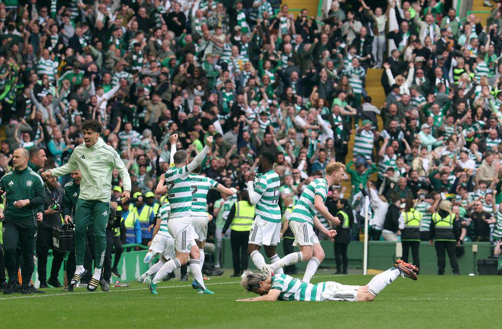 Hỗn loạn "chung kết" giải Scotland: Fan tràn sân, đấm cầu thủ đối phương - 1