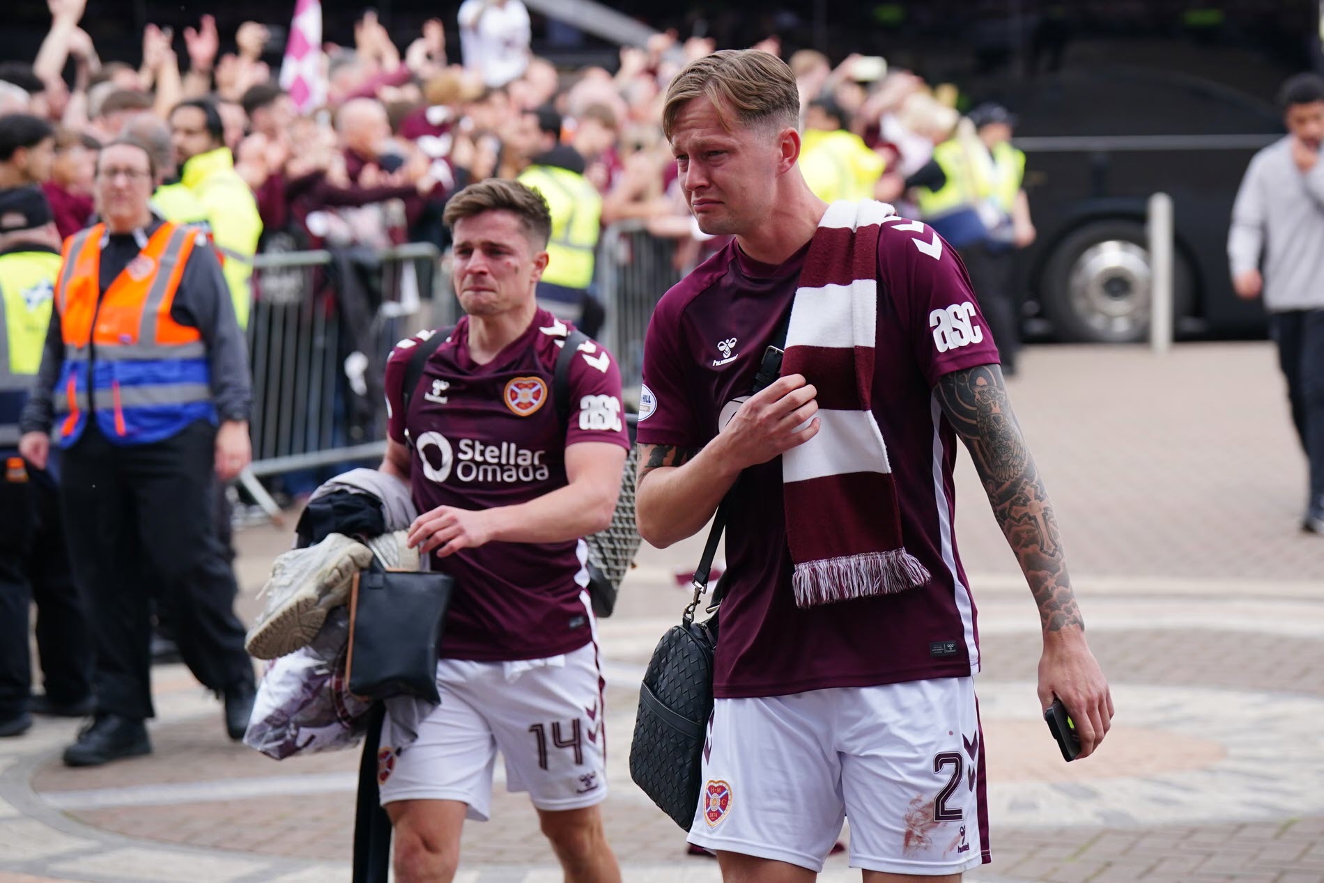 Hỗn loạn "chung kết" giải Scotland: Fan tràn sân, đấm cầu thủ đối phương - 5