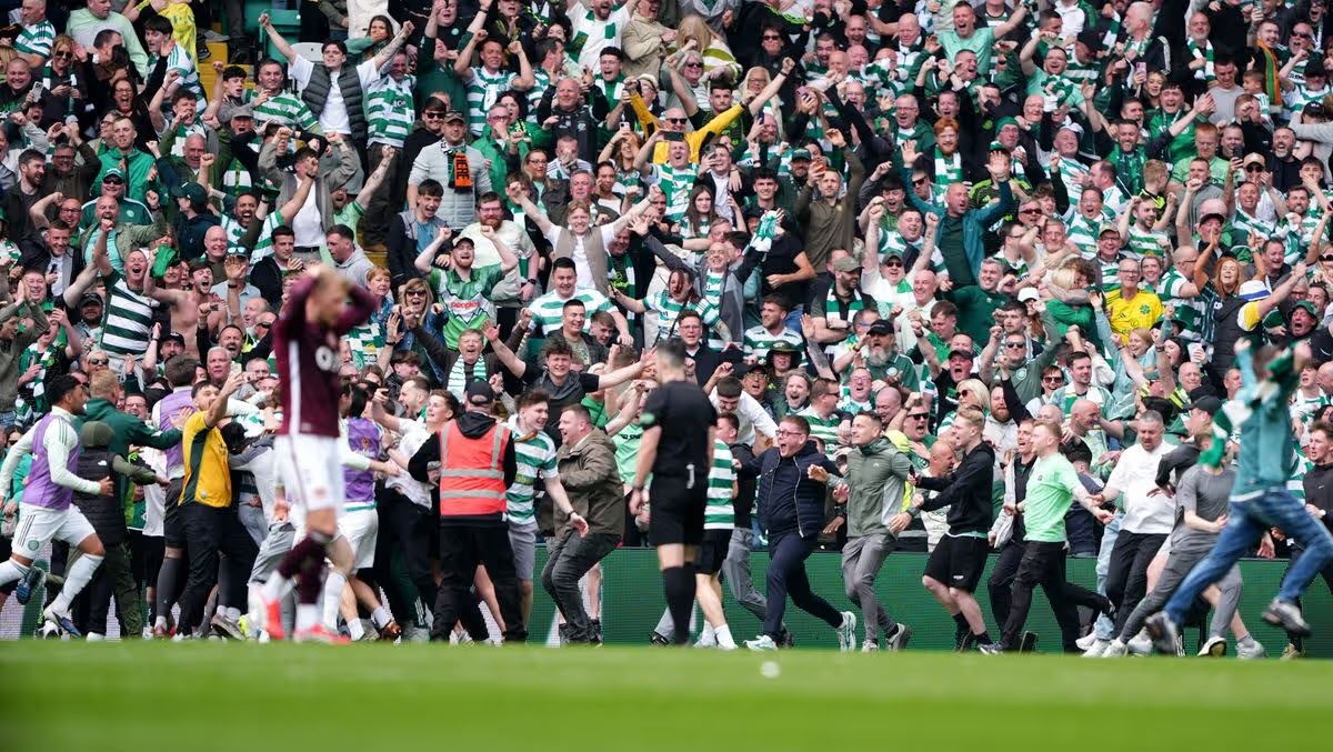 Hỗn loạn "chung kết" giải Scotland: Fan tràn sân, đấm cầu thủ đối phương - 2