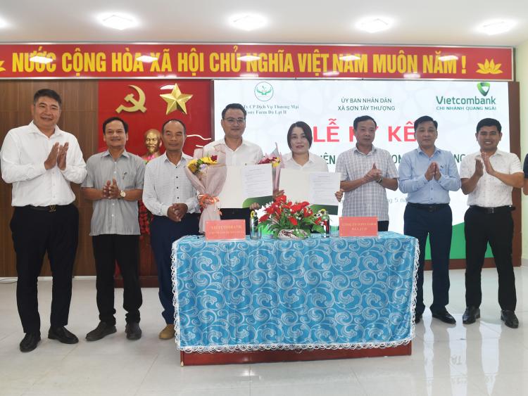 Vietcombank Chi nhánh Quảng Ngãi ký kết hợp tác với xã Sơn Tây Thượng