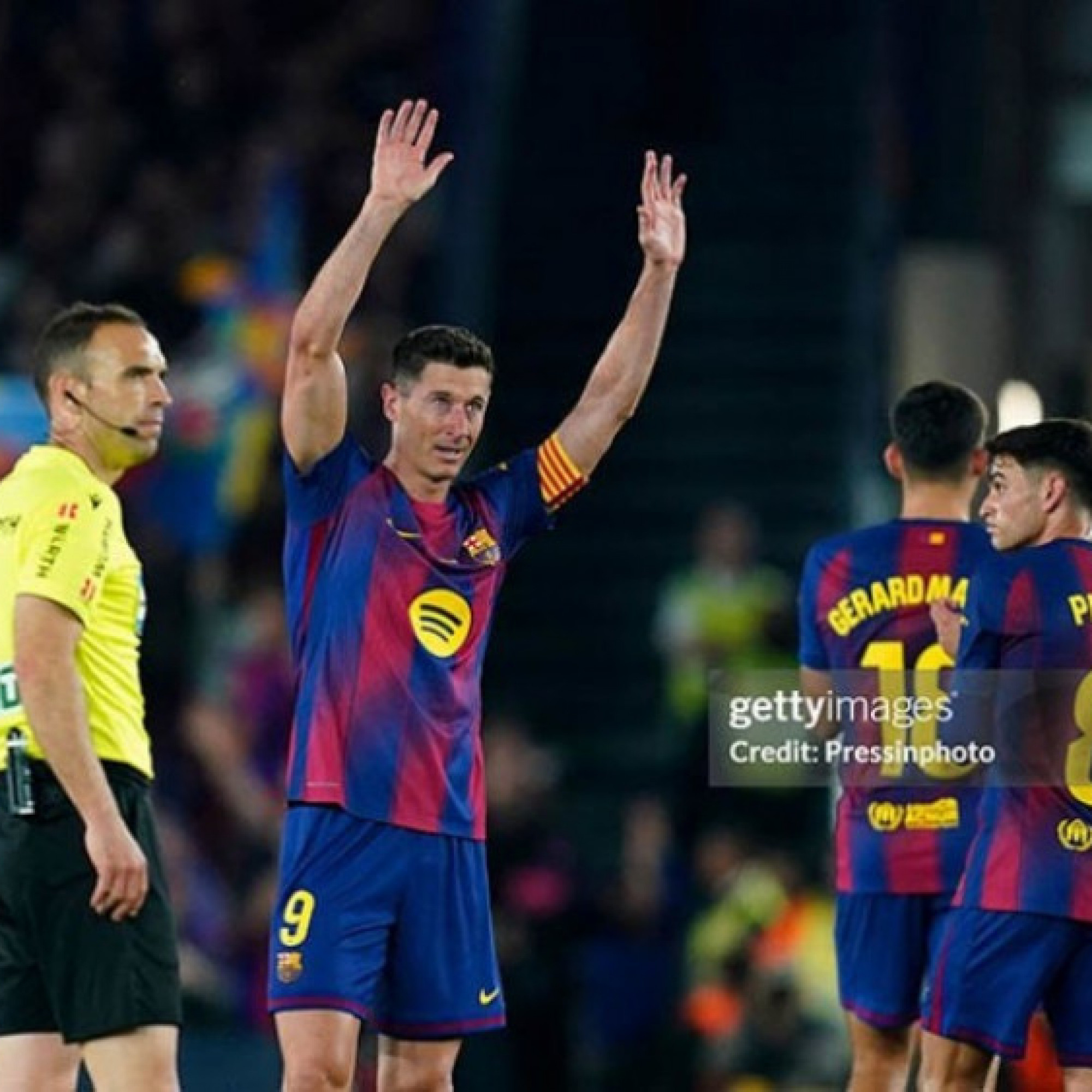  - Lewandowski nghẹn ngào vẫy chào Nou Camp, 60.000 fan Barca tri ân người hùng