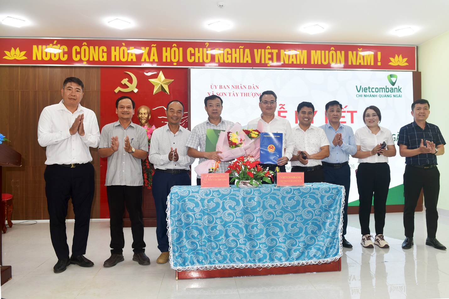 vietcombank chi nhanh quang ngai ky ket hop tac voi xa son tay thuong - 1