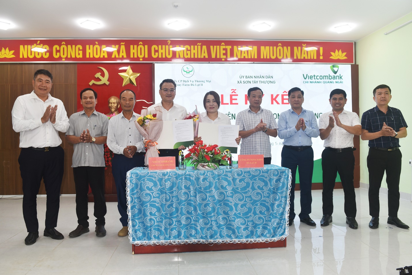 vietcombank chi nhanh quang ngai ky ket hop tac voi xa son tay thuong - 3