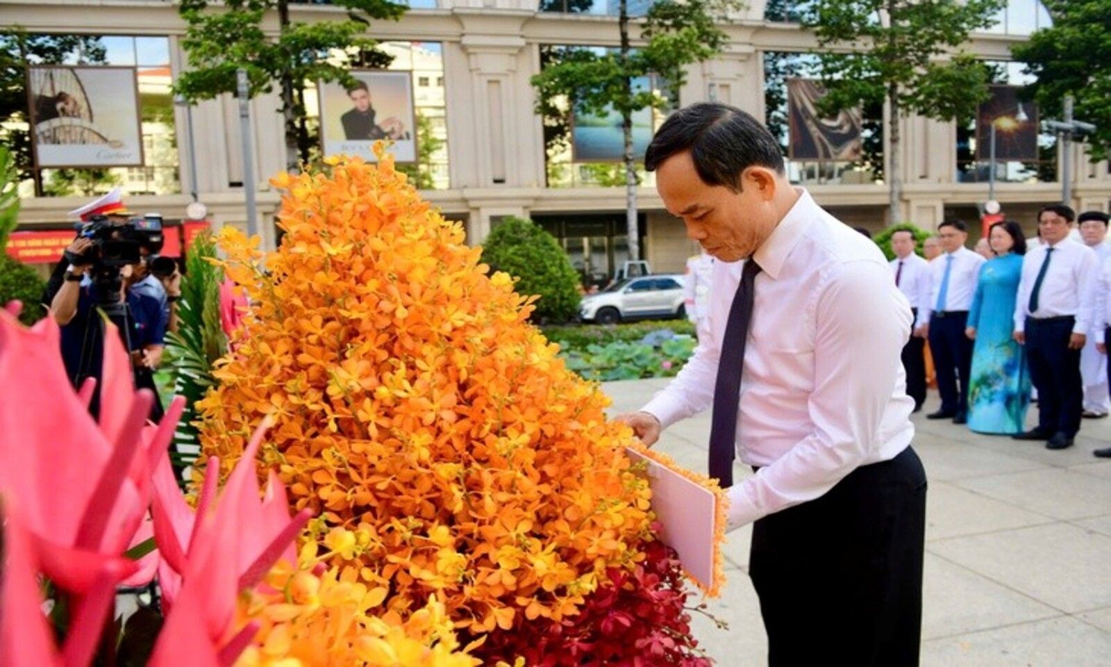 Lãnh đạo TP.HCM dâng hoa Chủ tịch Hồ Chí Minh sáng 19/5 - 1