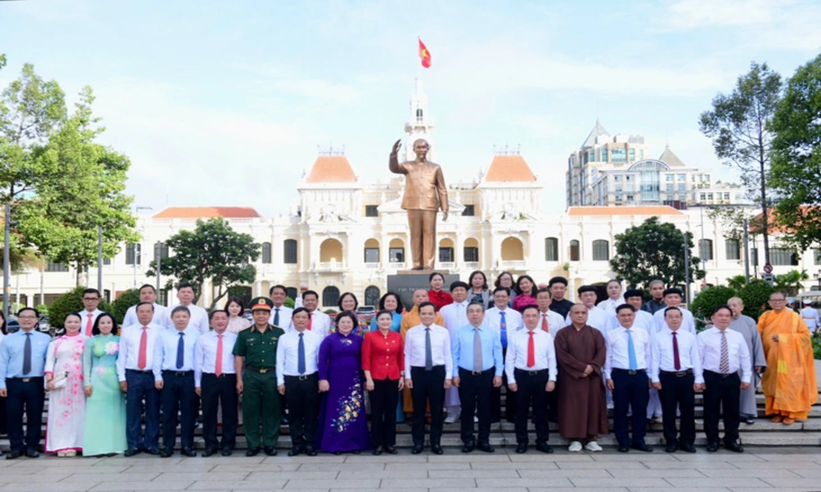 Lãnh đạo TP.HCM dâng hoa Chủ tịch Hồ Chí Minh sáng 19/5 - 2