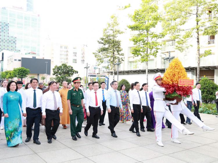 Lãnh đạo TP.HCM dâng hoa Chủ tịch Hồ Chí Minh sáng 19/5