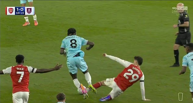 Havertz của Arsenal thoát thẻ đỏ may mắn, tranh cãi VAR không "bẻ còi" trọng tài - 1