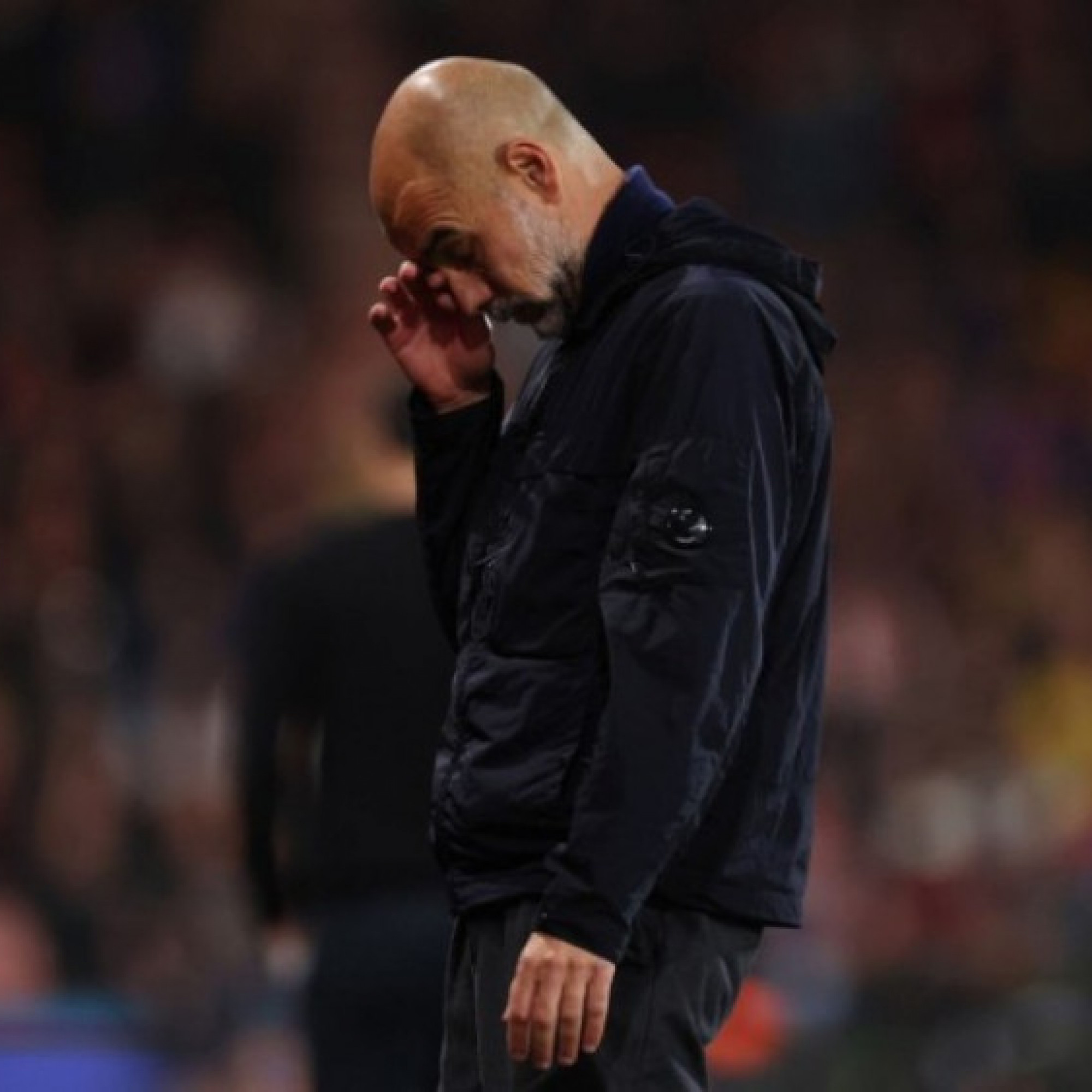  - Pep Guardiola rơi lệ khi rời sân, CĐV Arsenal đổ ra đường ăn mừng chức vô địch