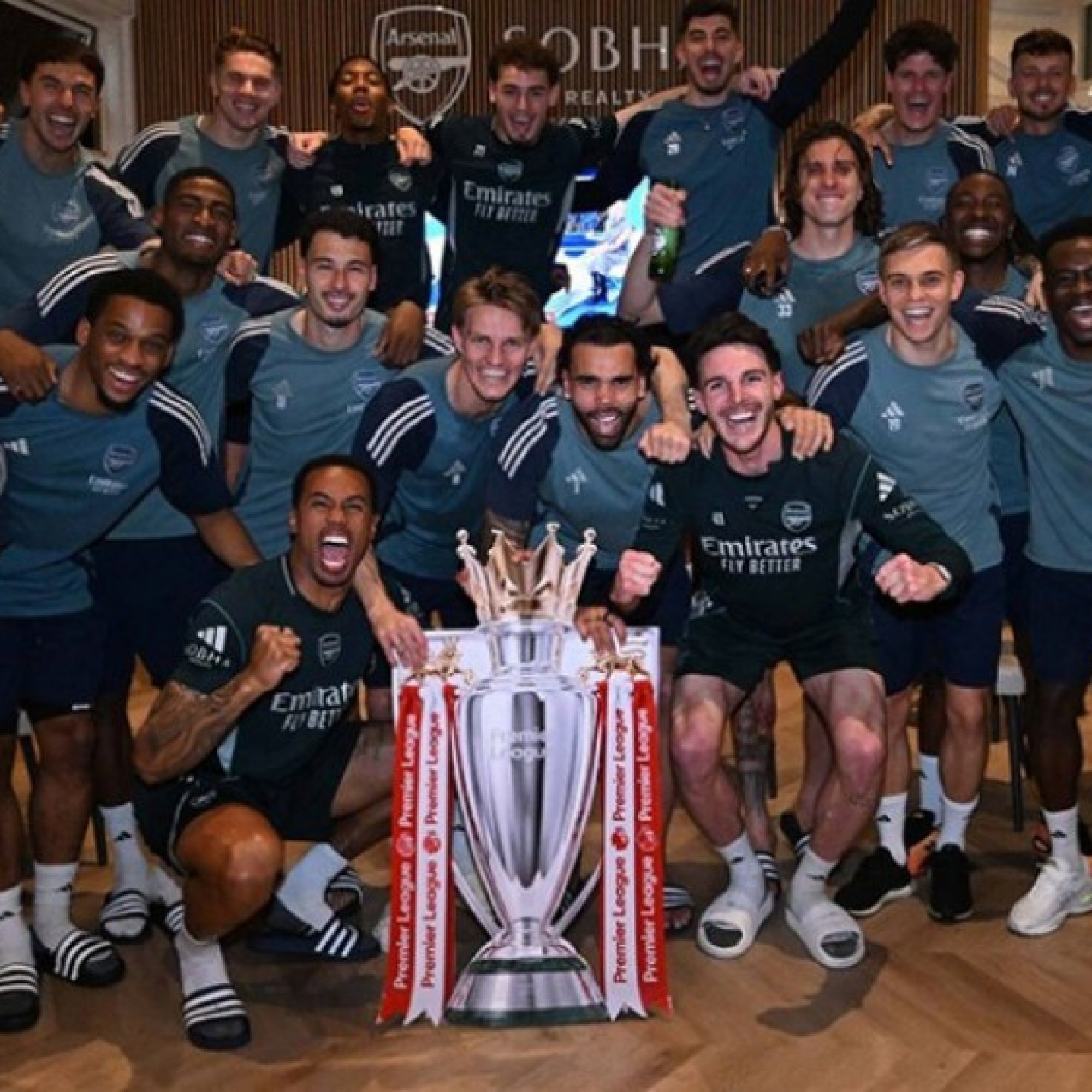  - Dàn sao Arsenal cùng fan ăn mừng vô địch Ngoại hạng Anh, "cà khịa" Man City