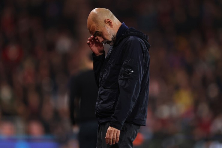 Pep Guardiola rơi lệ khi rời sân, CĐV Arsenal đổ ra đường ăn mừng chức vô địch - 1