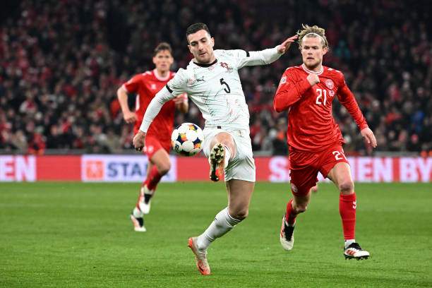 Mourinho yêu cầu mua 2 cầu thủ cho Real Madrid, bao gồm Dalot của MU - 2